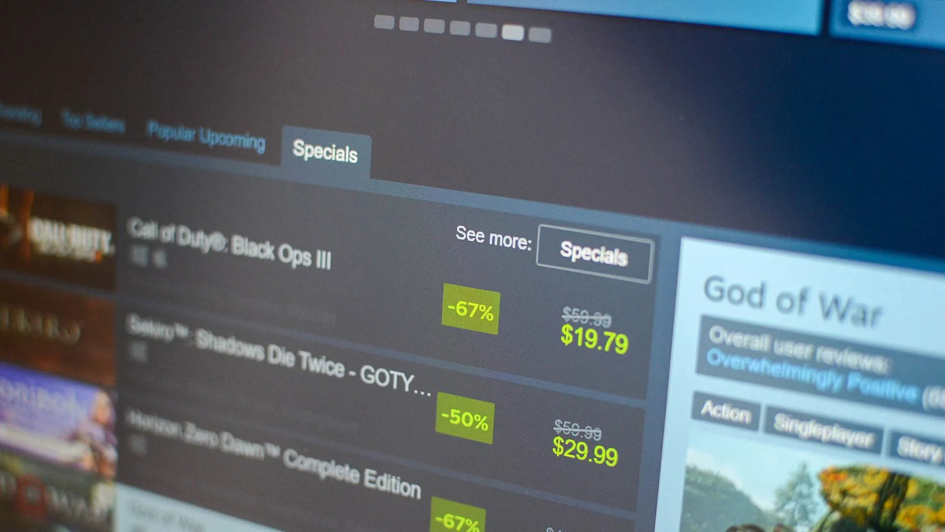 Màn hình máy tính hiển thị trang chủ Steam với các đợt giảm giá game