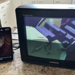 Màn hình Samsung Syncmaster kết nối với iPad đang phát một tập phim Neon Genesis Evangelion