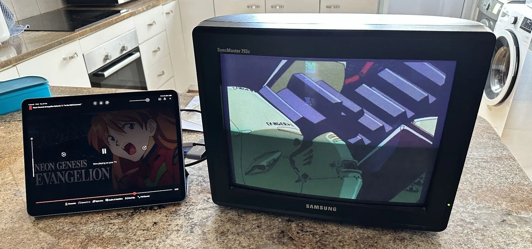 Màn hình Samsung Syncmaster kết nối với iPad đang phát một tập phim Neon Genesis Evangelion
