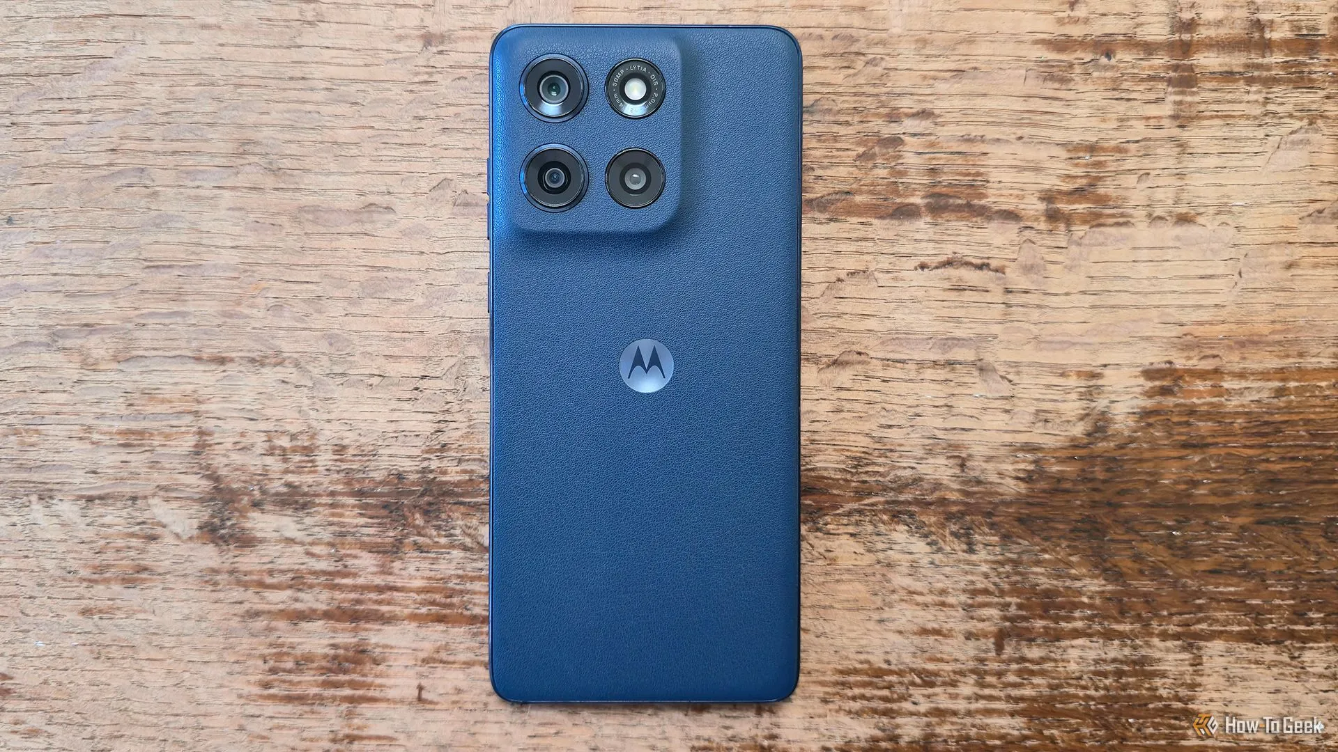 Mặt lưng da thuần chay và cụm camera của Motorola Moto G Stylus (2025).