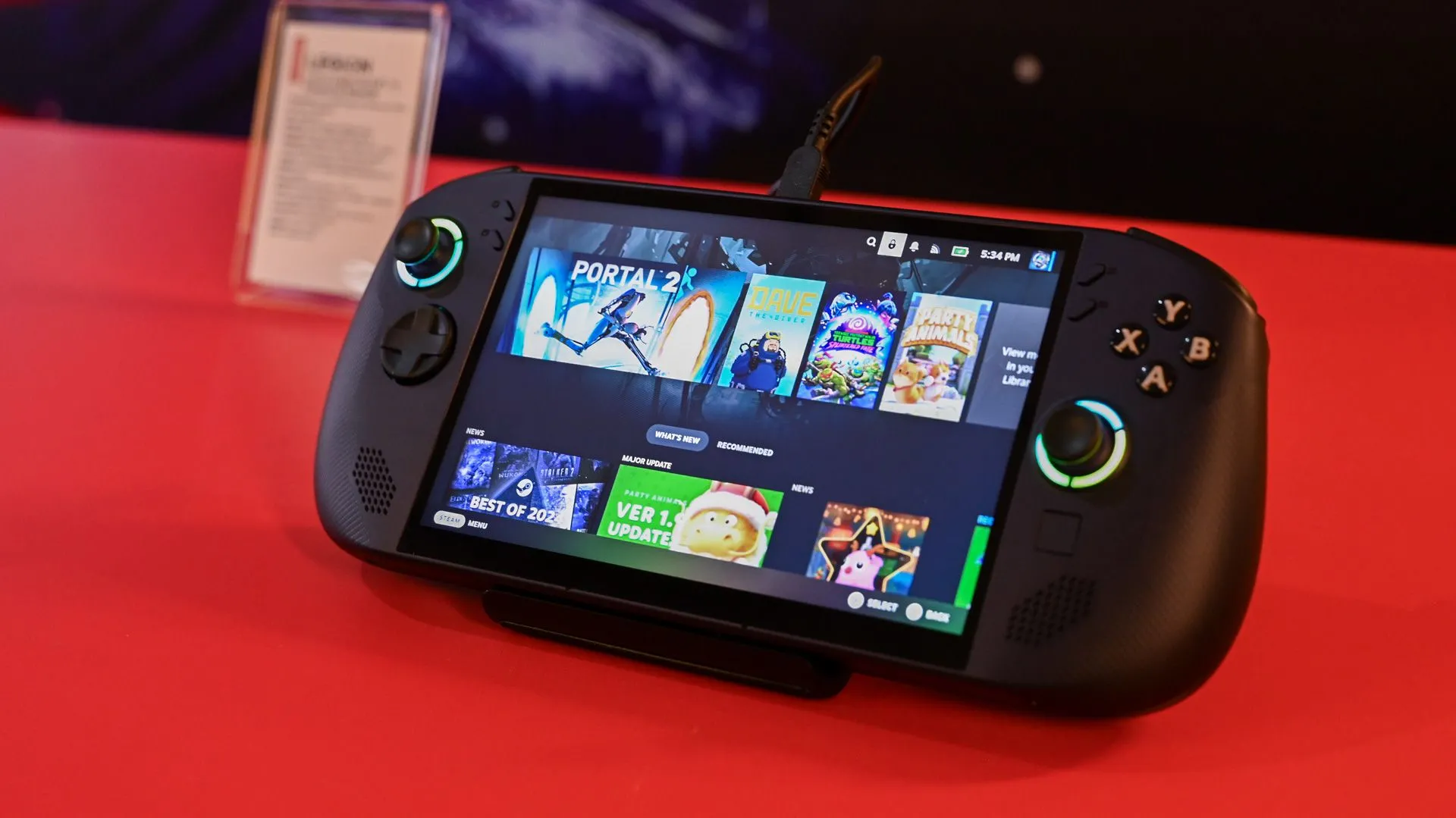Mẫu máy chơi game cầm tay Lenovo Legion Go S chạy SteamOS tại CES 2025