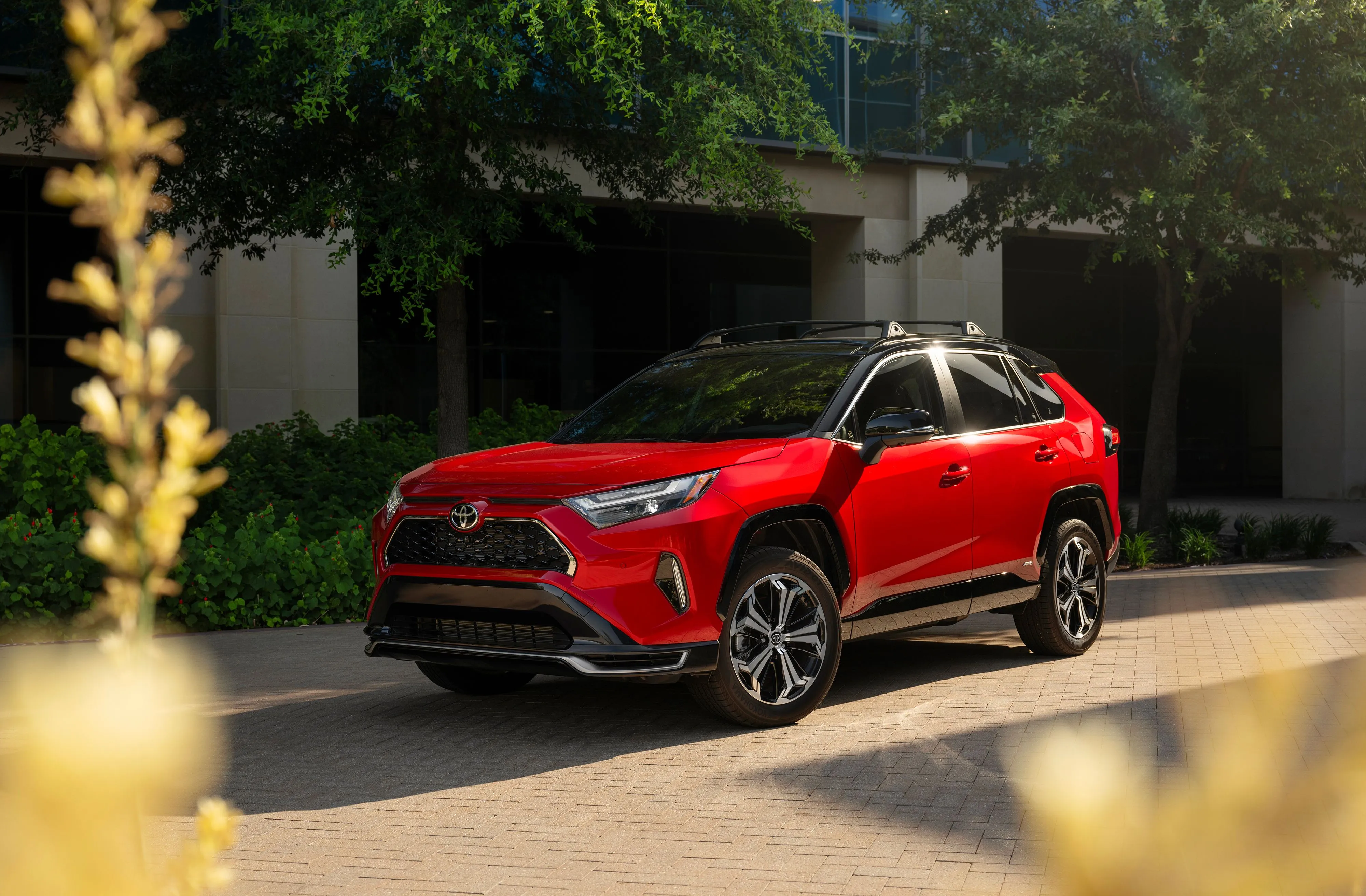 Mẫu xe Toyota RAV4 Plug-in Hybrid, tượng trưng cho dải sản phẩm xe điện hóa của Toyota.