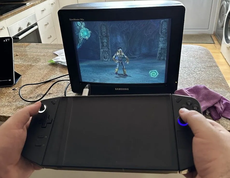 Máy chơi game cầm tay Lenovo Legion Go kết nối với màn hình CRT, đang chạy phiên bản Remastered của The Legacy of Kain Soul Reaver 1 và 2