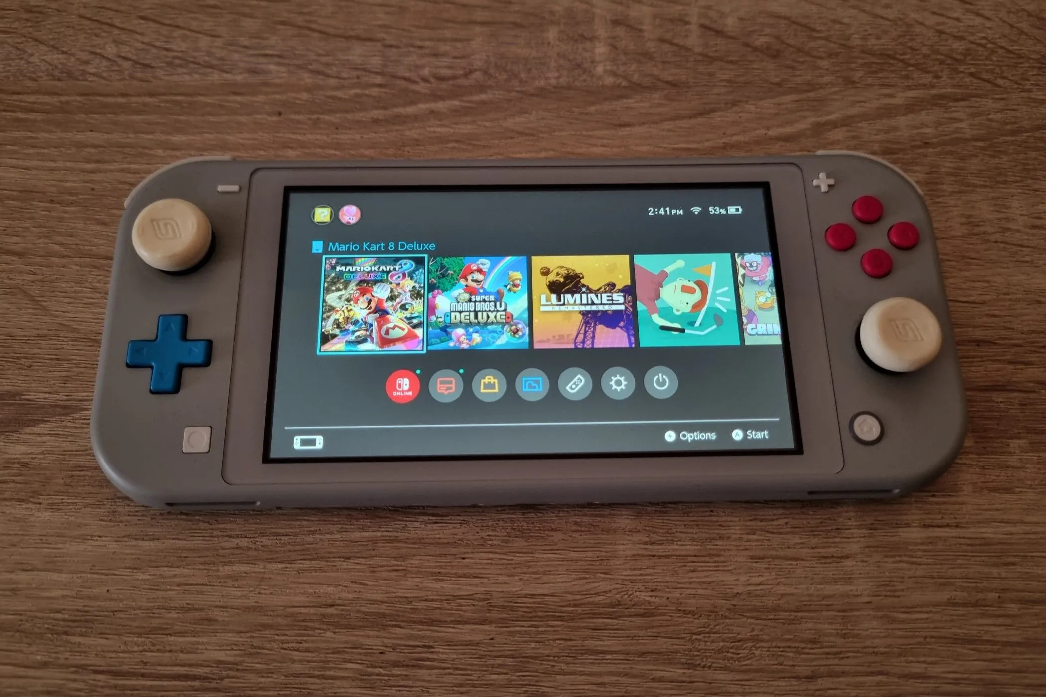 Máy chơi game cầm tay Nintendo Switch Lite màu vàng, thiết bị lý tưởng cho việc chơi game di động khi không có nhiều thời gian.