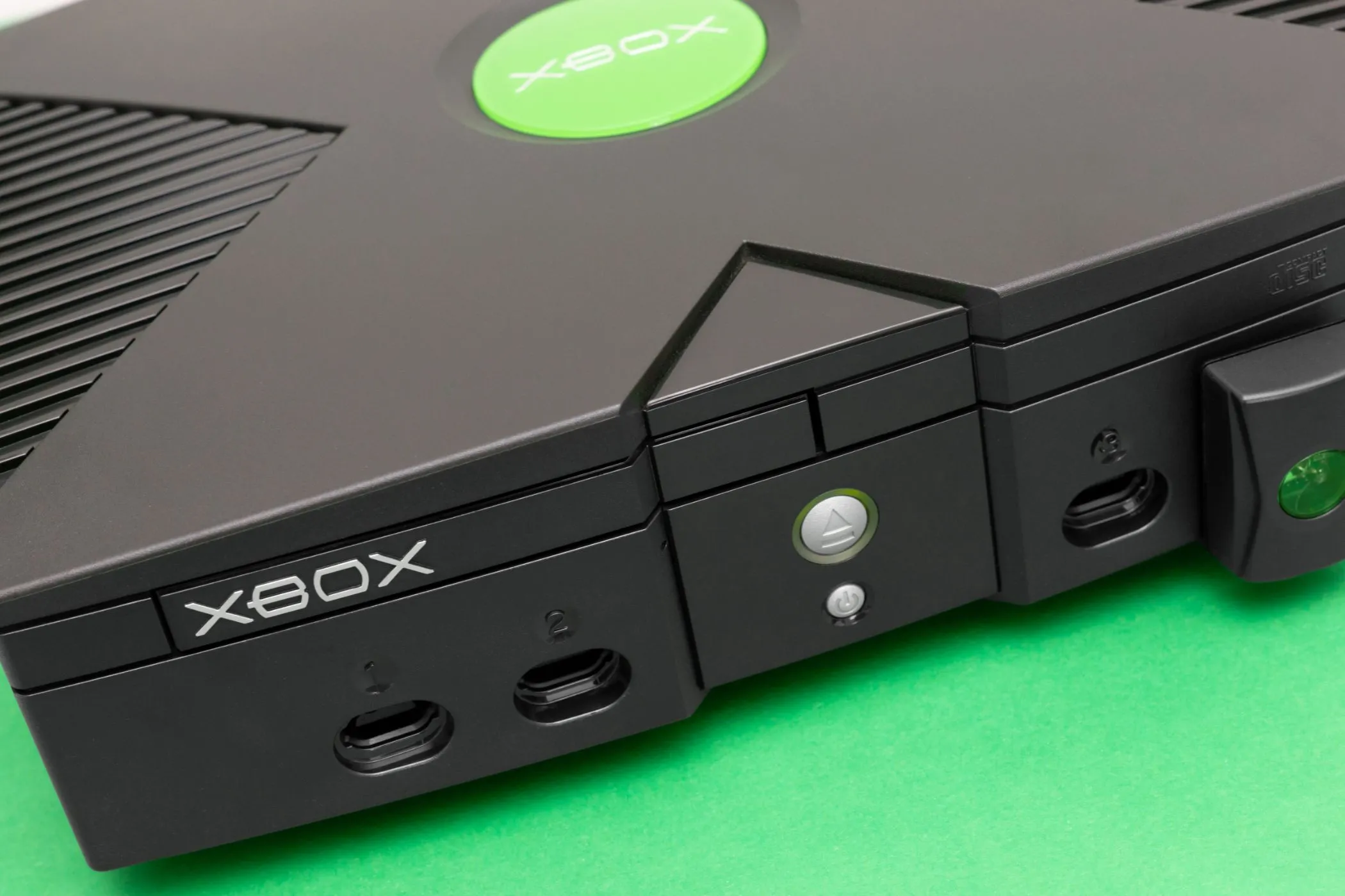 Máy chơi game console Microsoft Xbox đời đầu, màu đen, đặt trên bề mặt phản chiếu