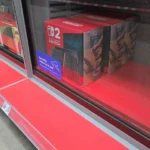 Máy chơi game Nintendo Switch 2 được trưng bày trên kệ hàng siêu thị, dễ dàng mua sắm.