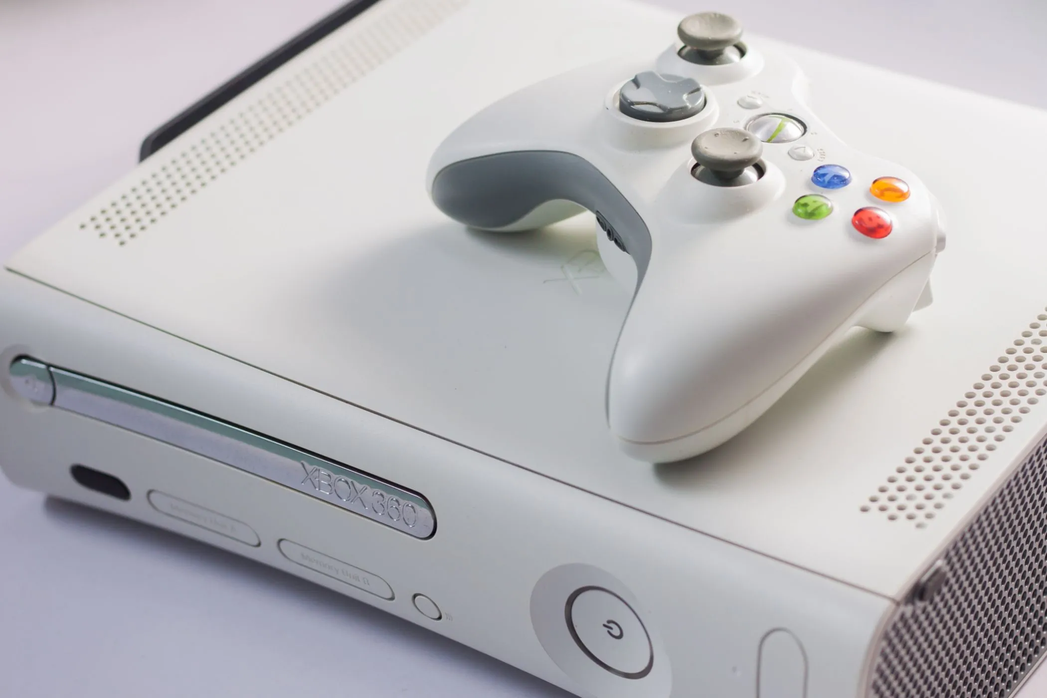 Máy chơi game Xbox 360 màu trắng cùng tay cầm điều khiển