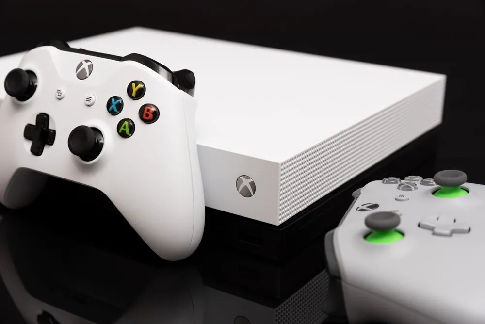 Máy chơi game Xbox One màu trắng với tay cầm