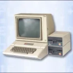 Máy tính Apple II huyền thoại với màn hình hiển thị đồ họa cơ bản, biểu tượng cho kỷ nguyên gaming đầu tiên của Apple.