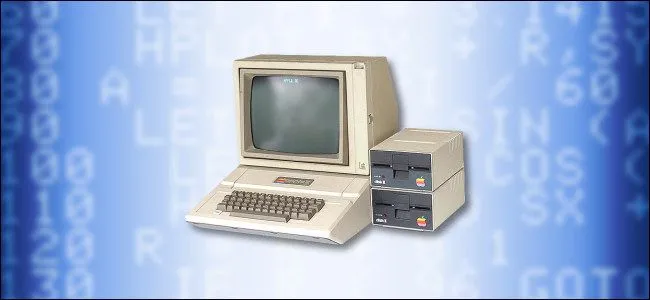 Máy tính Apple II huyền thoại với màn hình hiển thị đồ họa cơ bản, biểu tượng cho kỷ nguyên gaming đầu tiên của Apple.