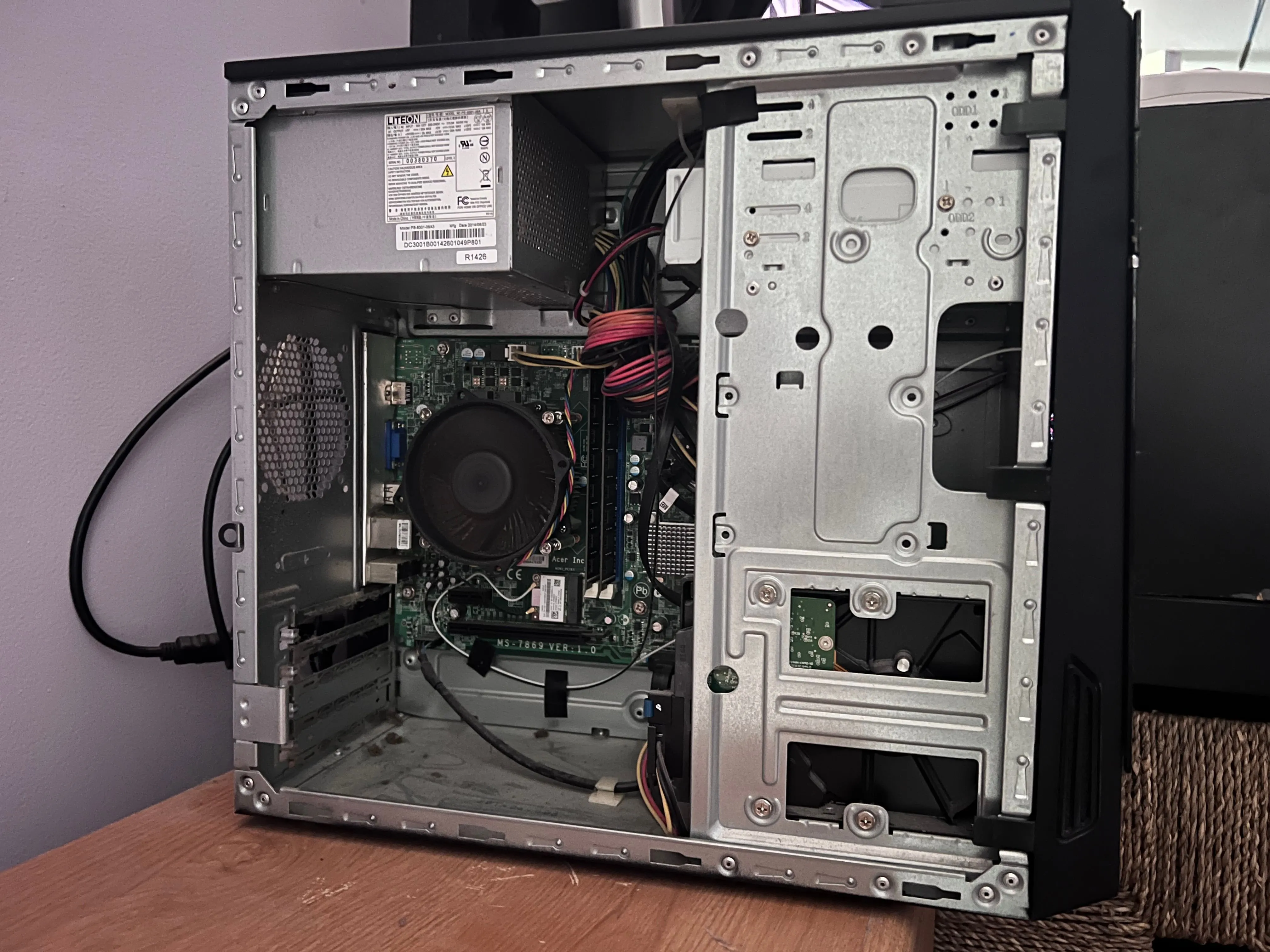 Máy tính bàn Acer đã tháo nắp bên, để lộ các linh kiện bên trong và vị trí khe RAM.
