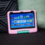 Máy tính bảng Amazon Fire HD 10 Kids màu xanh đặt trên ghế sofa, minh họa giới hạn thời gian màn hình cho trẻ em