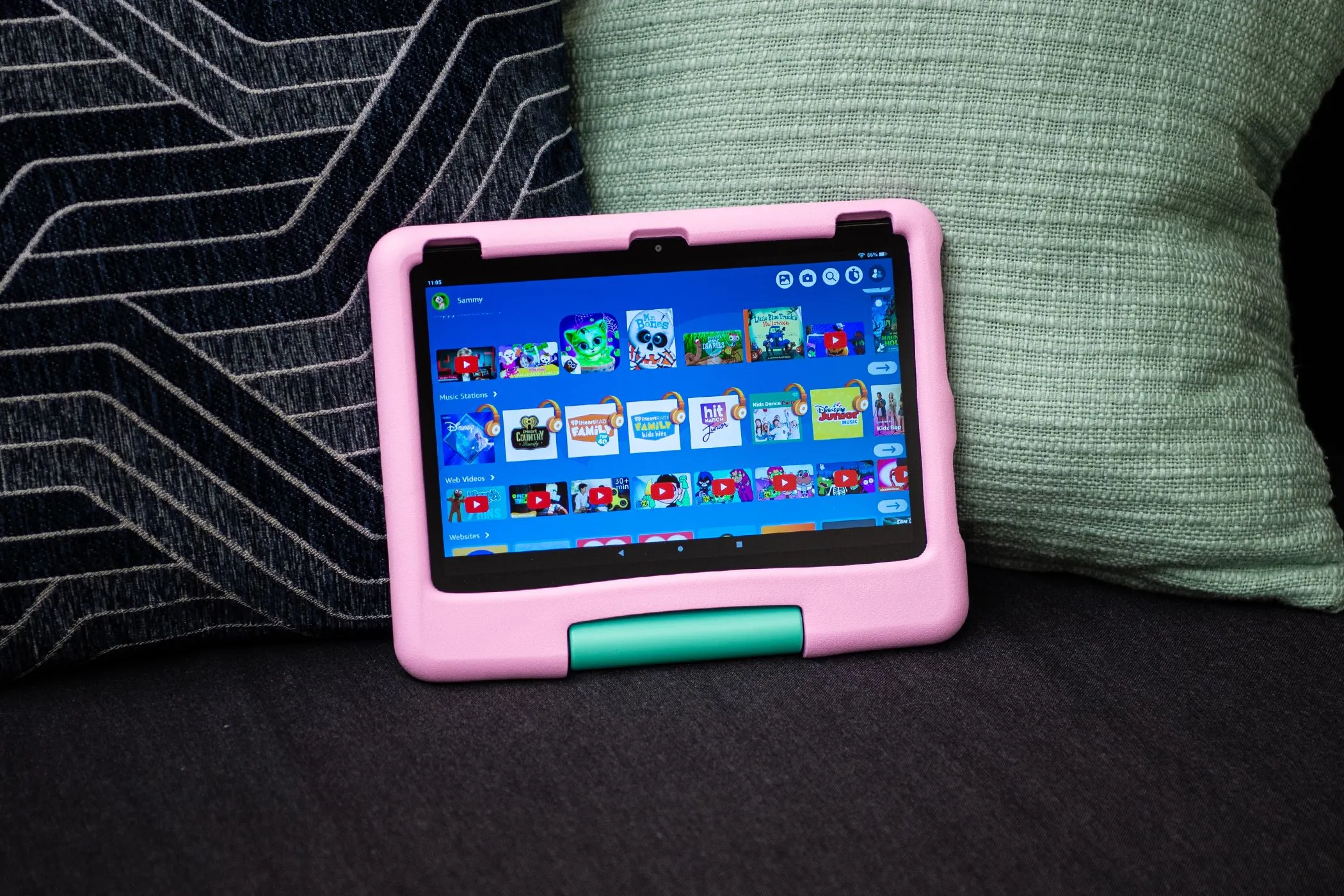 Máy tính bảng Amazon Fire HD 10 Kids màu xanh đặt trên ghế sofa, minh họa giới hạn thời gian màn hình cho trẻ em