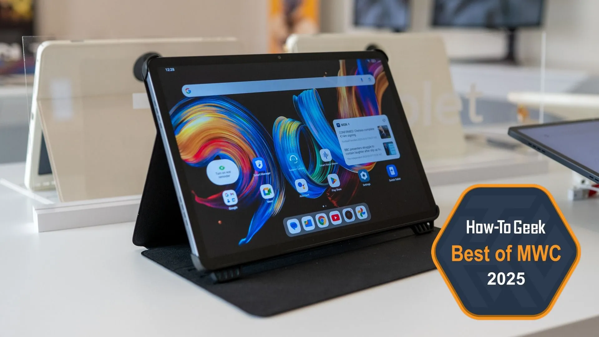 Máy tính bảng TCL NXTPAPER 11 Plus đặt trên bàn kèm bao da