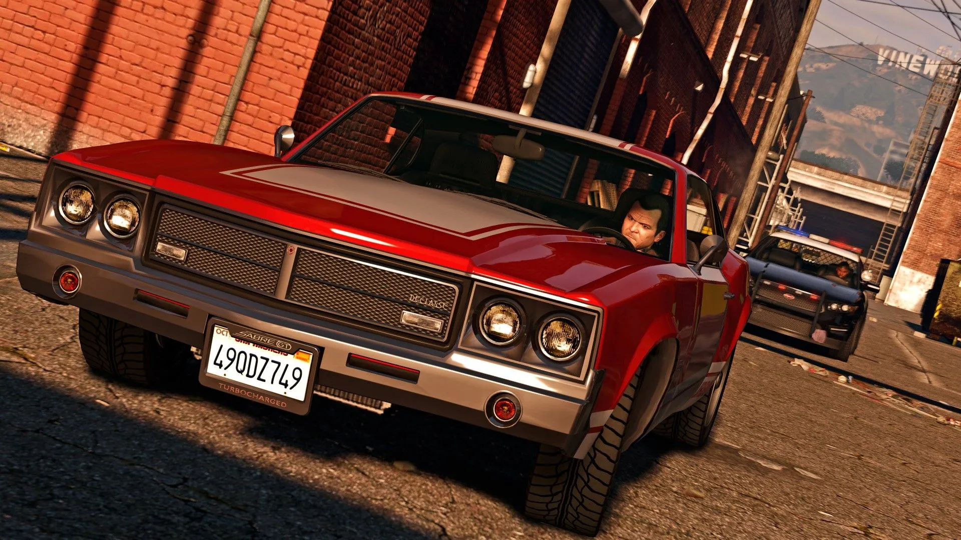 Michael trong ô tô cố gắng trốn tránh cảnh sát trong Grand Theft Auto V, gần núi Chiliad và các bí ẩn UFO.