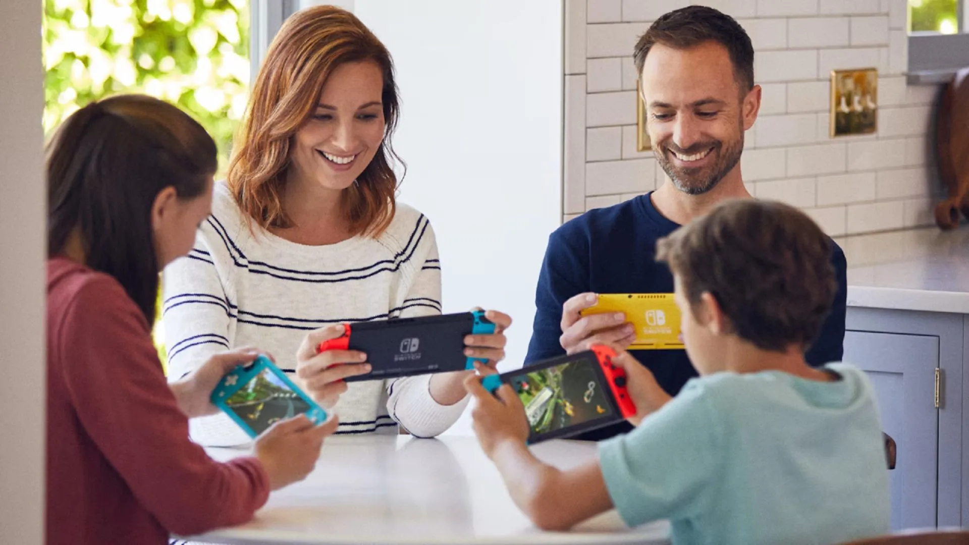 Một gia đình gồm bố, mẹ và con cái đang vui vẻ chơi game cùng nhau trên máy Nintendo Switch, thể hiện khoảnh khắc tương tác và gắn kết gia đình