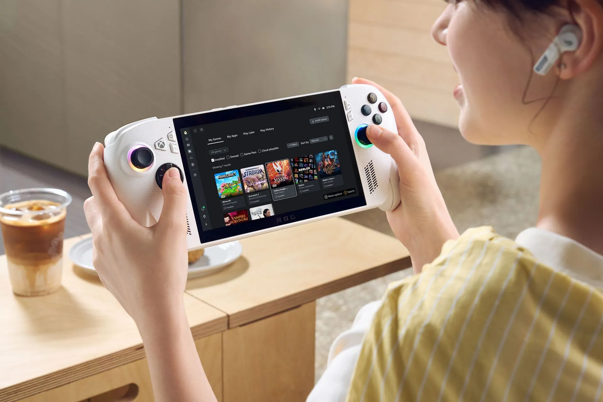 Một hình ảnh quảng cáo hiển thị một người đang sử dụng Xbox ROG Ally X.