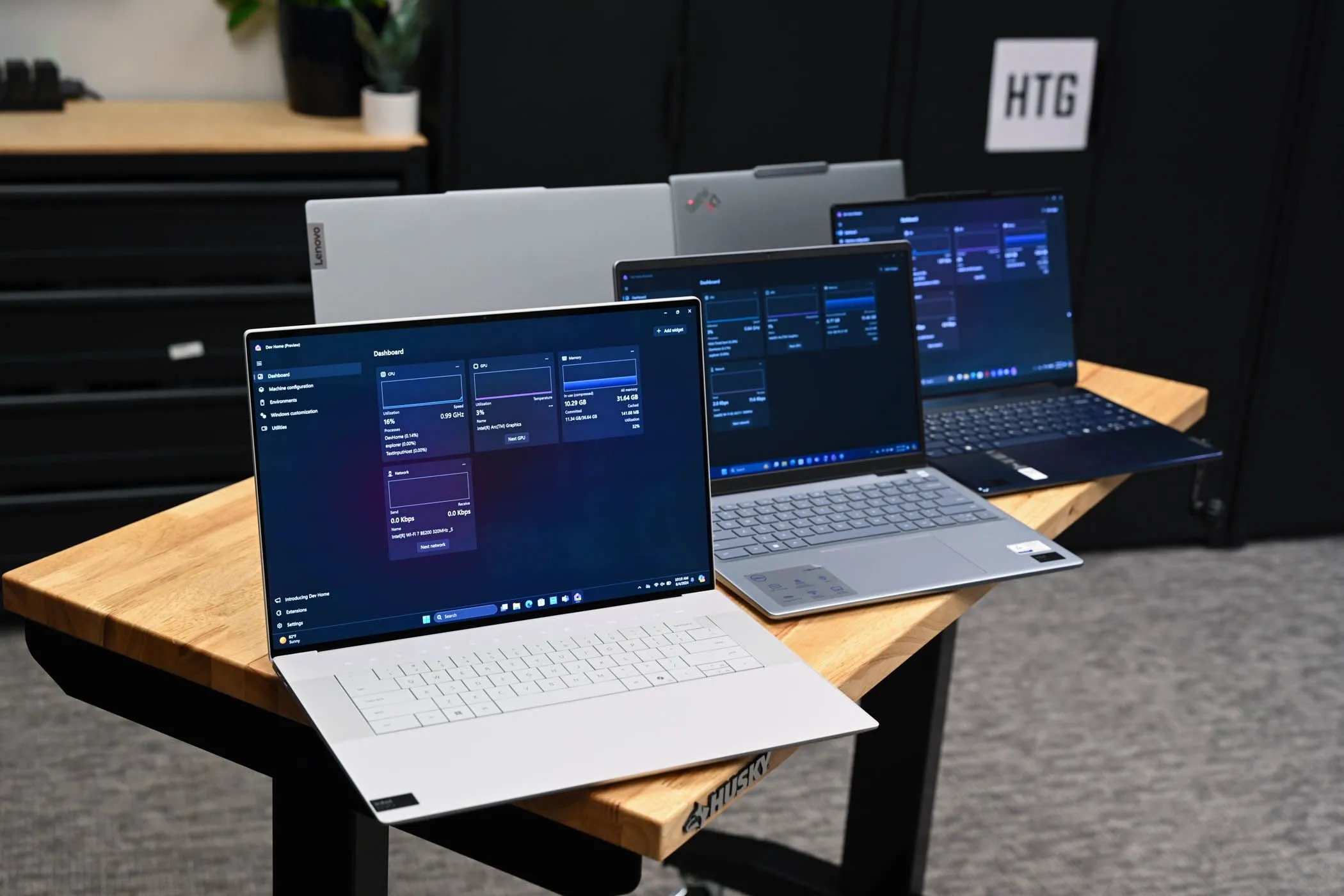 Một loạt laptop đang được kiểm tra hiệu năng, minh họa tầm quan trọng của việc đánh giá thông số kỹ thuật thực tế thay vì chỉ dựa vào tên gọi.