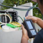 Một người đang cài đặt hoặc sửa đổi thiết bị mạng.