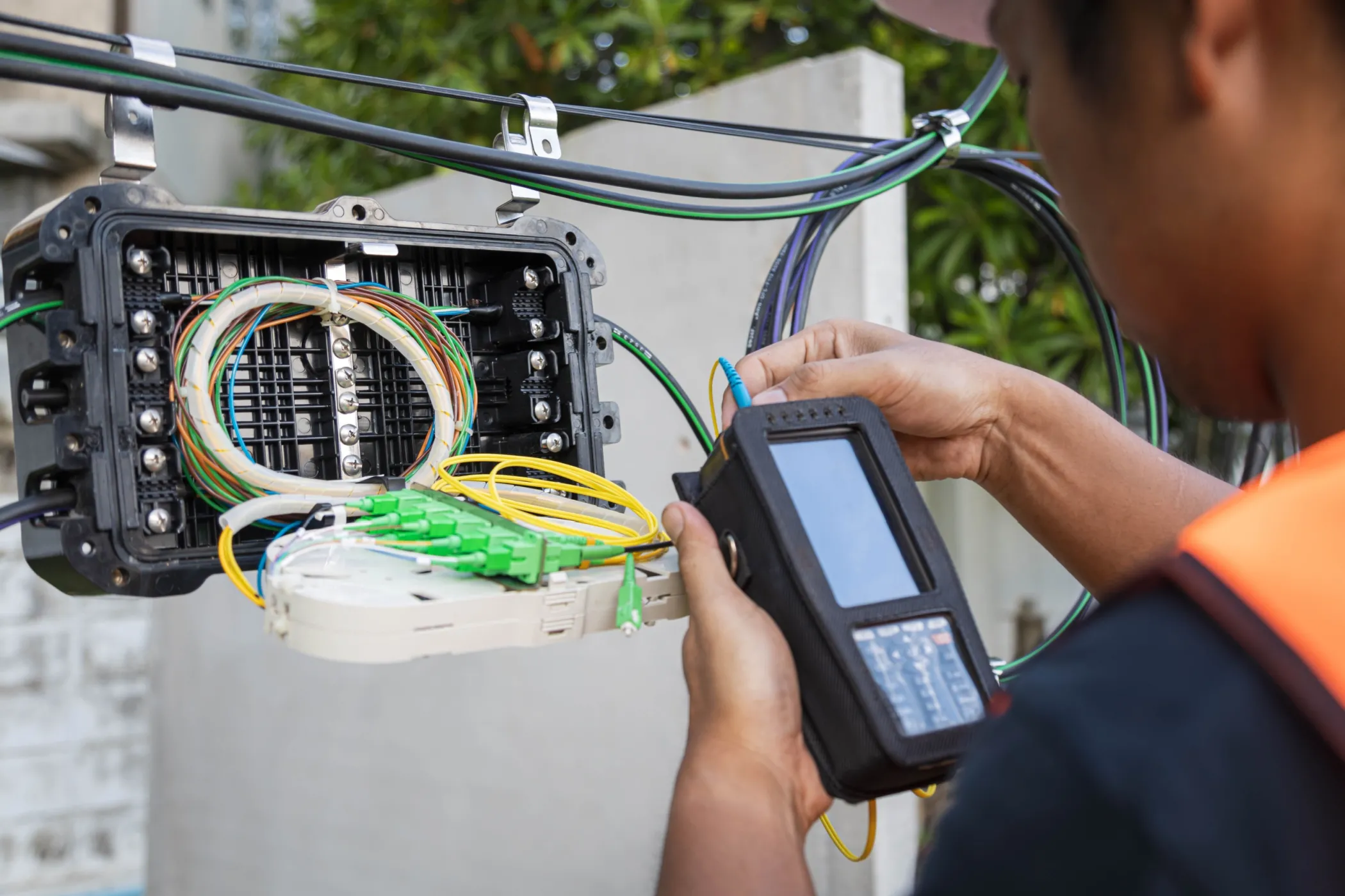 Một người đang cài đặt hoặc sửa đổi thiết bị mạng.