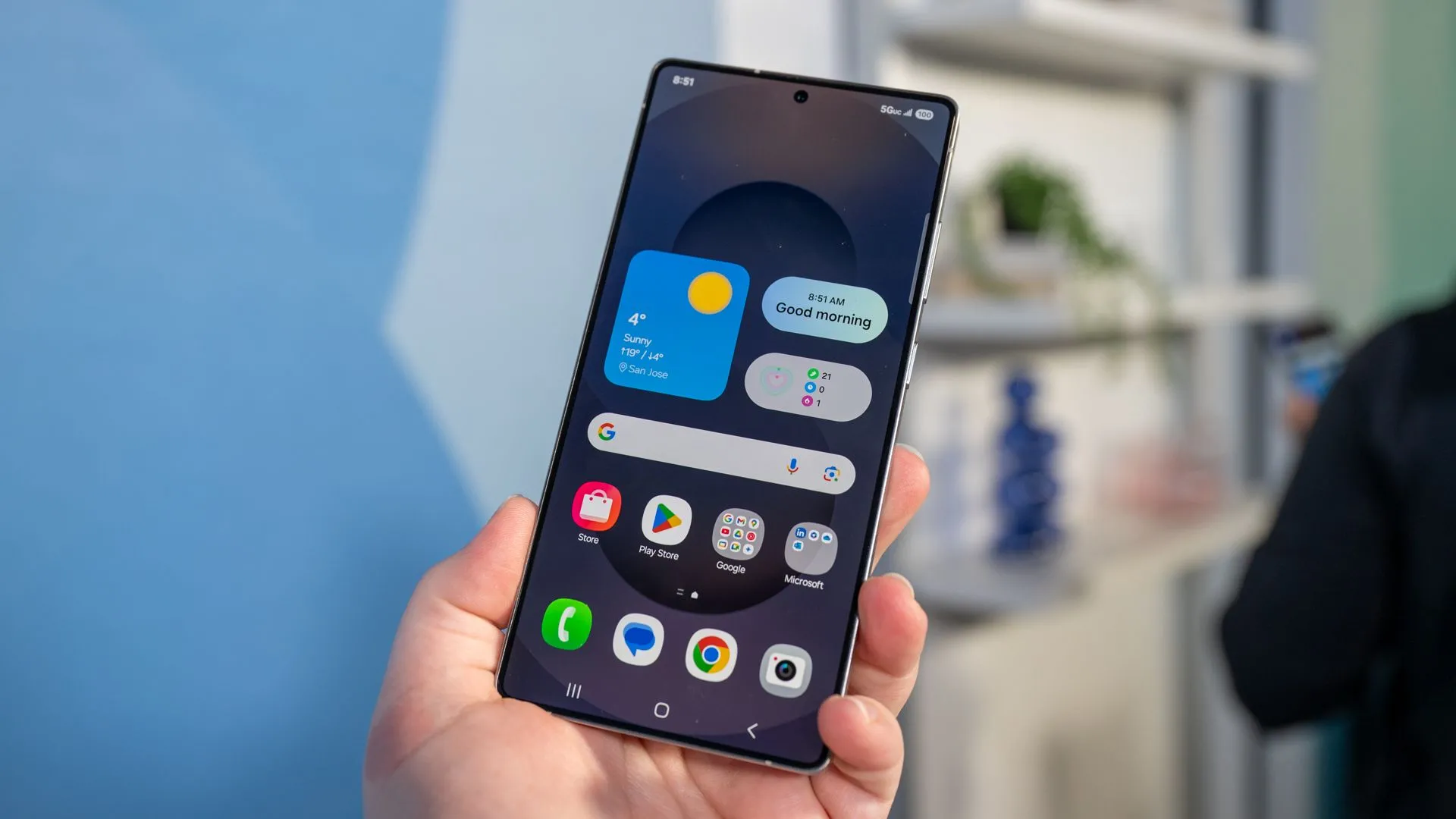 Một người đang cầm Samsung Galaxy S25 Ultra và nhìn vào màn hình hiển thị.