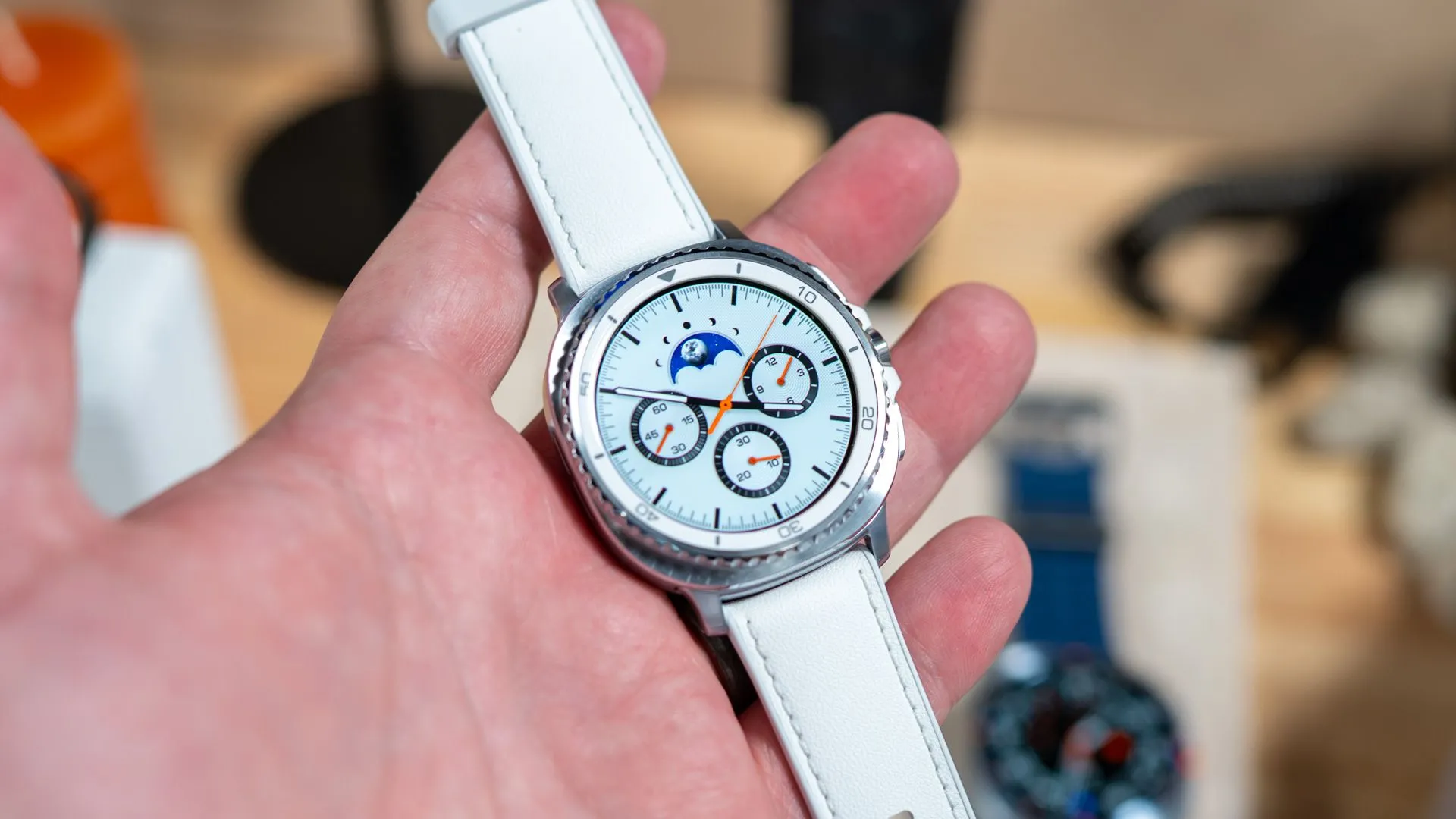 Một người đang đeo và thao tác trên chiếc Samsung Galaxy Watch 8 Classic, nổi bật với viền xoay vật lý truyền thống và thiết kế dày dặn hơn.
