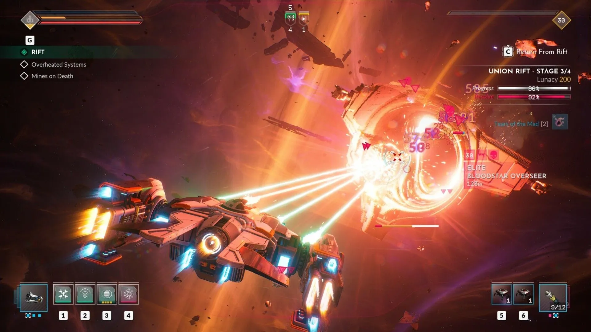 Một phi thuyền không gian đang tấn công một tàu địch lớn hơn trong cuộc chiến của Everspace 2