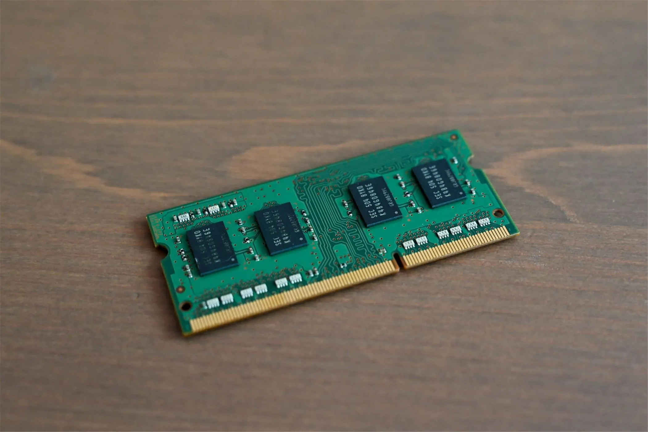 Nâng cấp RAM vật lý là giải pháp hiệu quả để khắc phục lỗi thiếu bộ nhớ của máy tính.