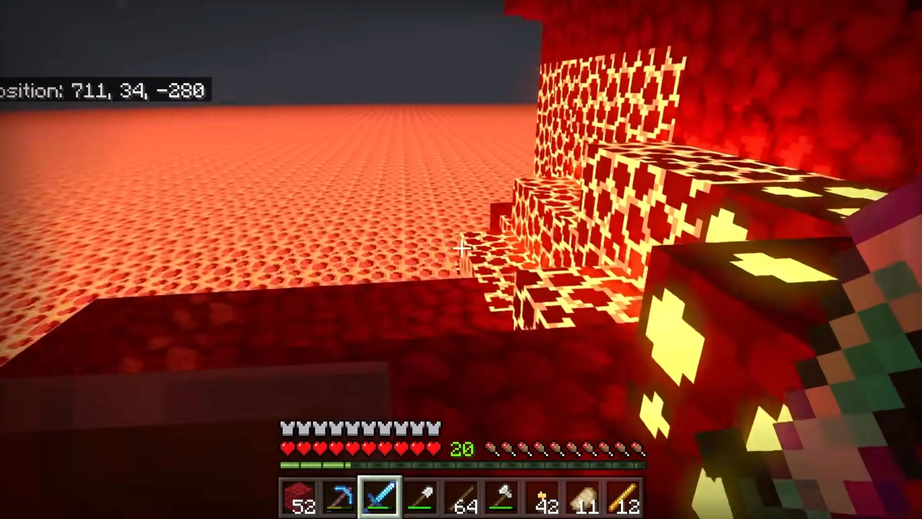 Người chơi Minecraft đang đứng trước một ngôi nhà gỗ trong khu rừng rậm