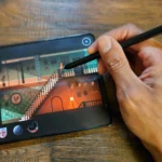 Người chơi trải nghiệm tựa game Midnight Girl trên điện thoại Samsung Galaxy Z Fold 5, thể hiện sự tiện lợi của game di động.