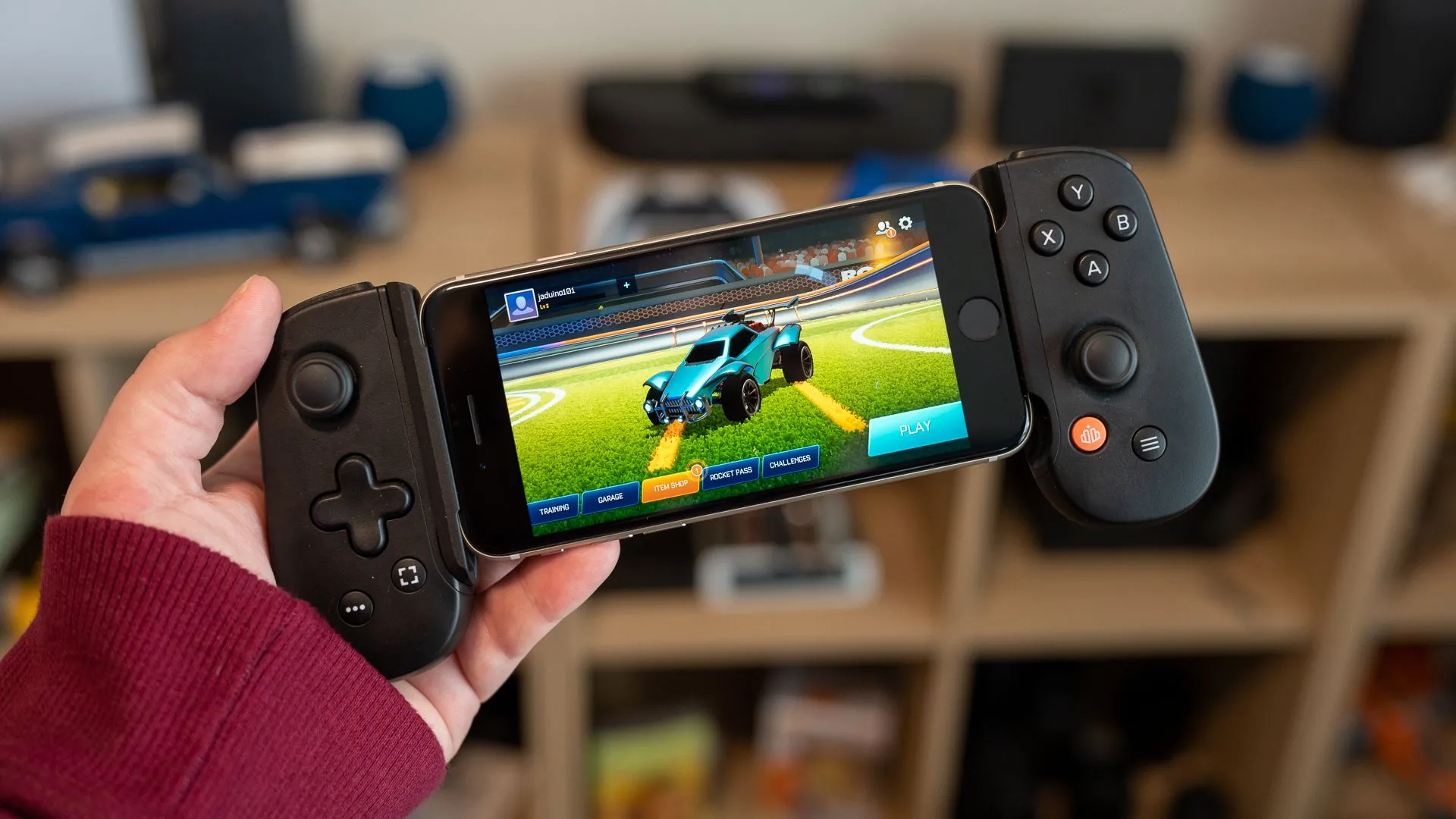 Người đang chơi game trên iPhone gắn bộ điều khiển Backbone, thể hiện trải nghiệm chơi game mobile nhanh gọn, dễ dàng.