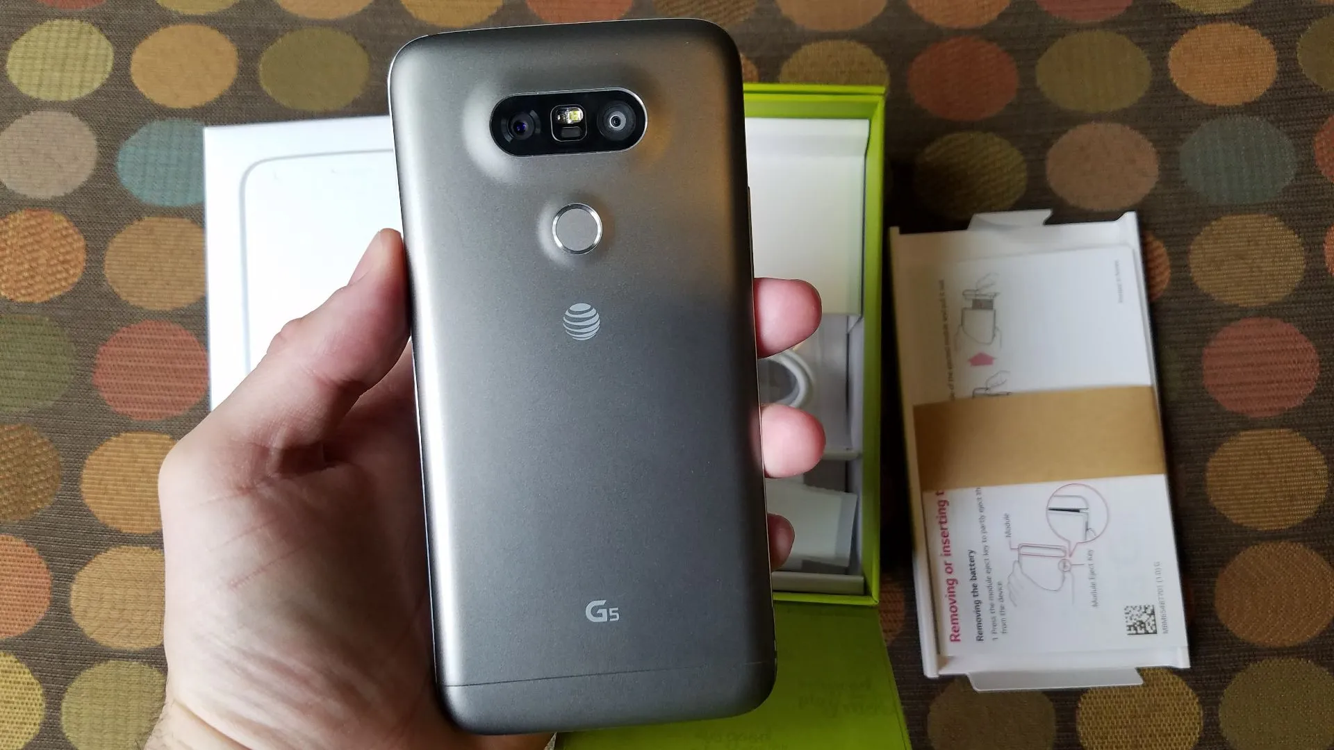 Người dùng cầm điện thoại LG G5 trên tay