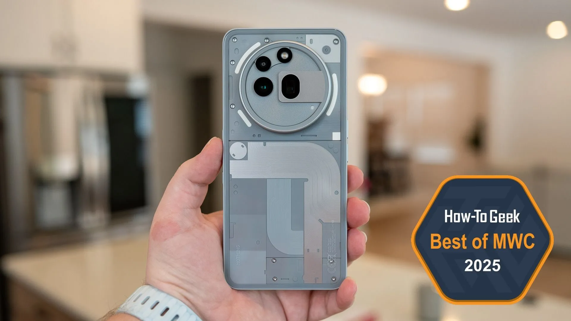Người dùng cầm điện thoại Nothing Phone (3a) Pro với thiết kế trong suốt đặc trưng