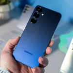 Người dùng cầm điện thoại Samsung Galaxy S25 màu xanh Navy, làm nổi bật thiết kế mỏng nhẹ của máy.