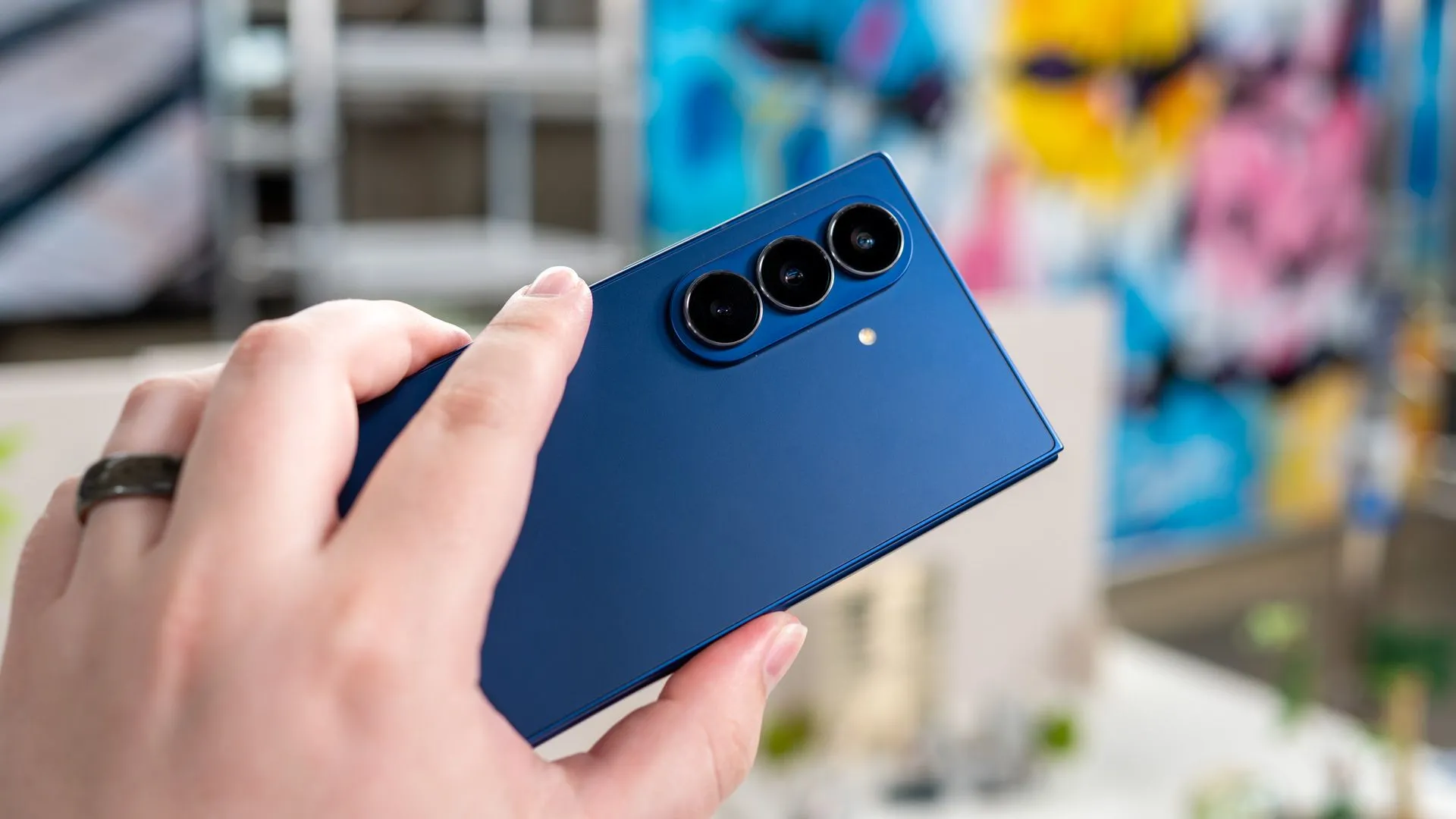 Người dùng cầm Samsung Galaxy Z Fold 7 đang mở, khoe cụm camera sau