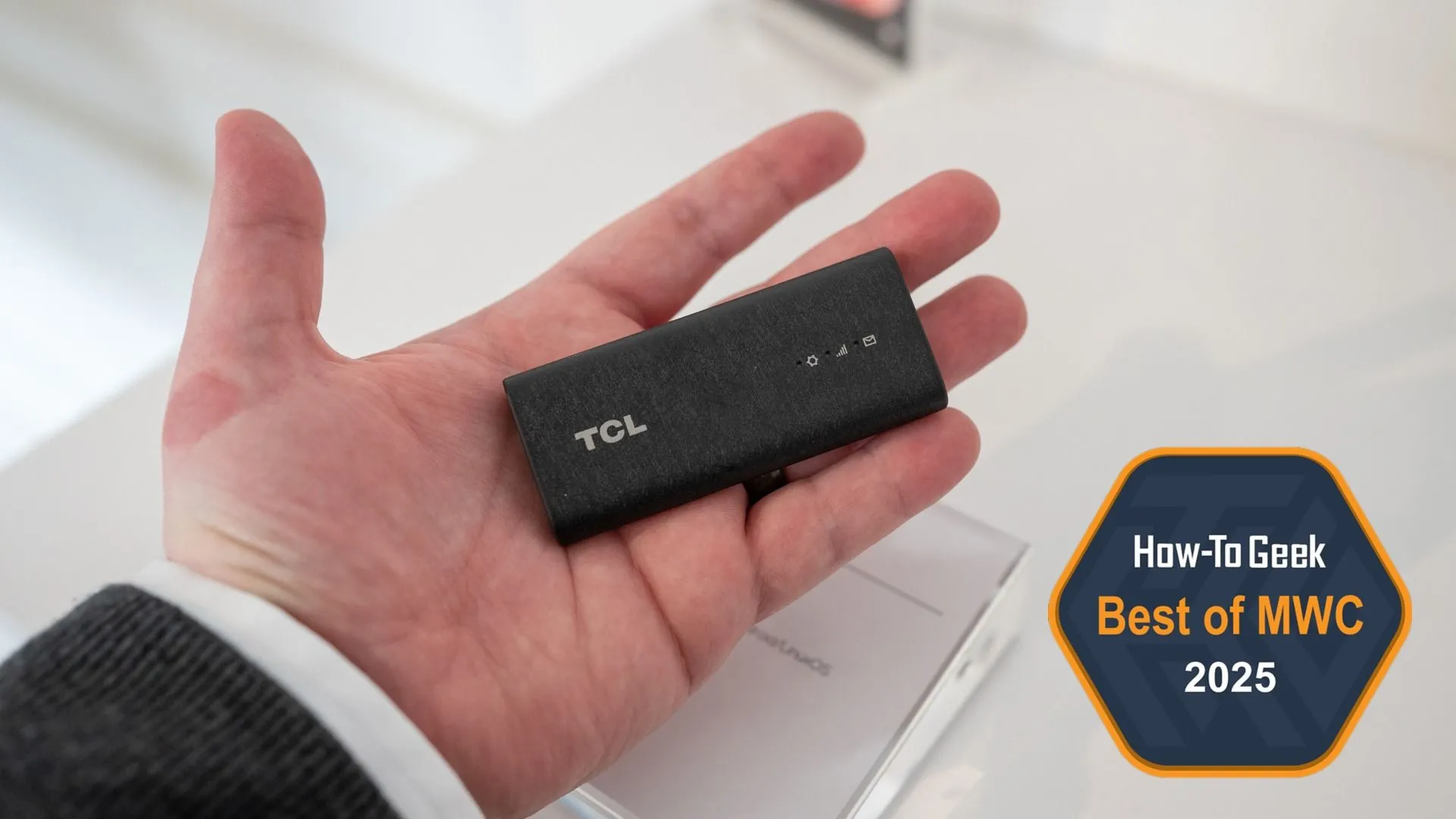Người dùng cầm thiết bị USB Dongle 5G RedCap TCL LINKPORT IK511
