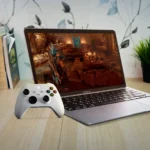 Người dùng chơi game trên MacBook Air với tay cầm Xbox, minh họa thách thức đối với nhà phát triển game Mac