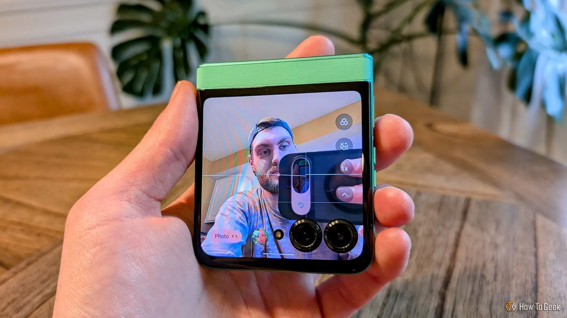 Người dùng chụp ảnh selfie bằng màn hình phụ lớn của Moto Razr 2025