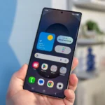 Người dùng đang cầm điện thoại Samsung Galaxy S25 Ultra và nhìn vào màn hình sáng rõ, minh họa tầm quan trọng của độ sáng màn hình thực tế.