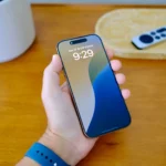 Người dùng đang cầm iPhone 16 Pro lướt web tìm kiếm số điện thoại khi có cuộc gọi đến