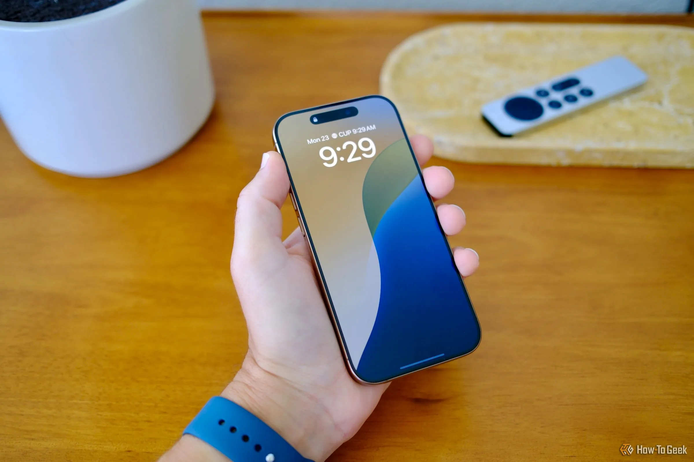 Người dùng đang cầm iPhone 16 Pro lướt web tìm kiếm số điện thoại khi có cuộc gọi đến
