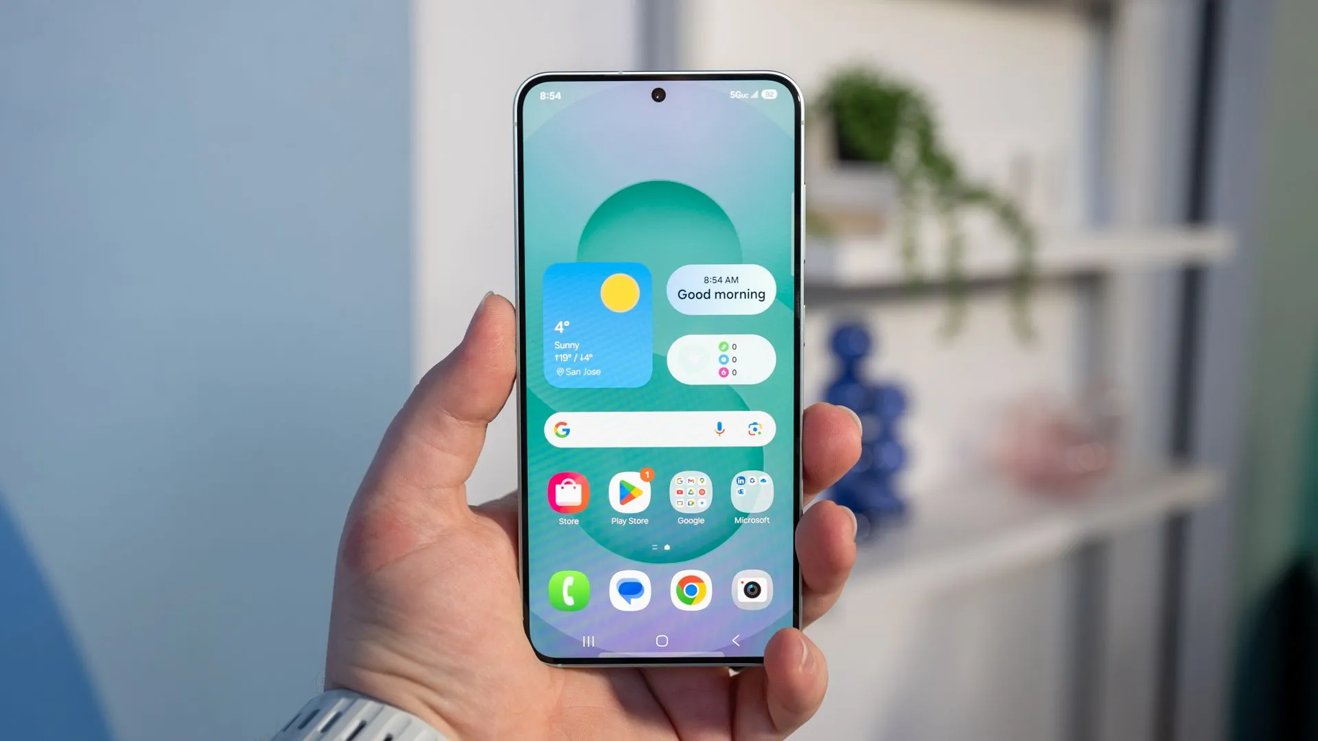 Người dùng đang cầm Samsung Galaxy S25 và nhìn vào màn hình.
