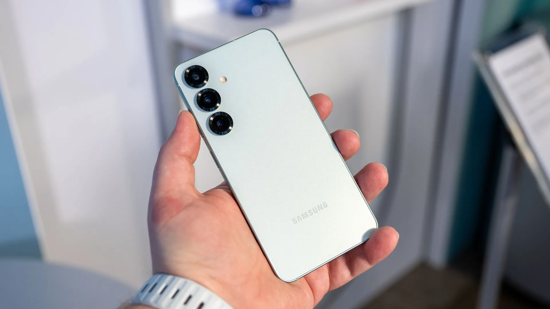 Người dùng đang chiêm ngưỡng cụm camera sau của Samsung Galaxy S25, thể hiện sự tinh tế trong thiết kế.