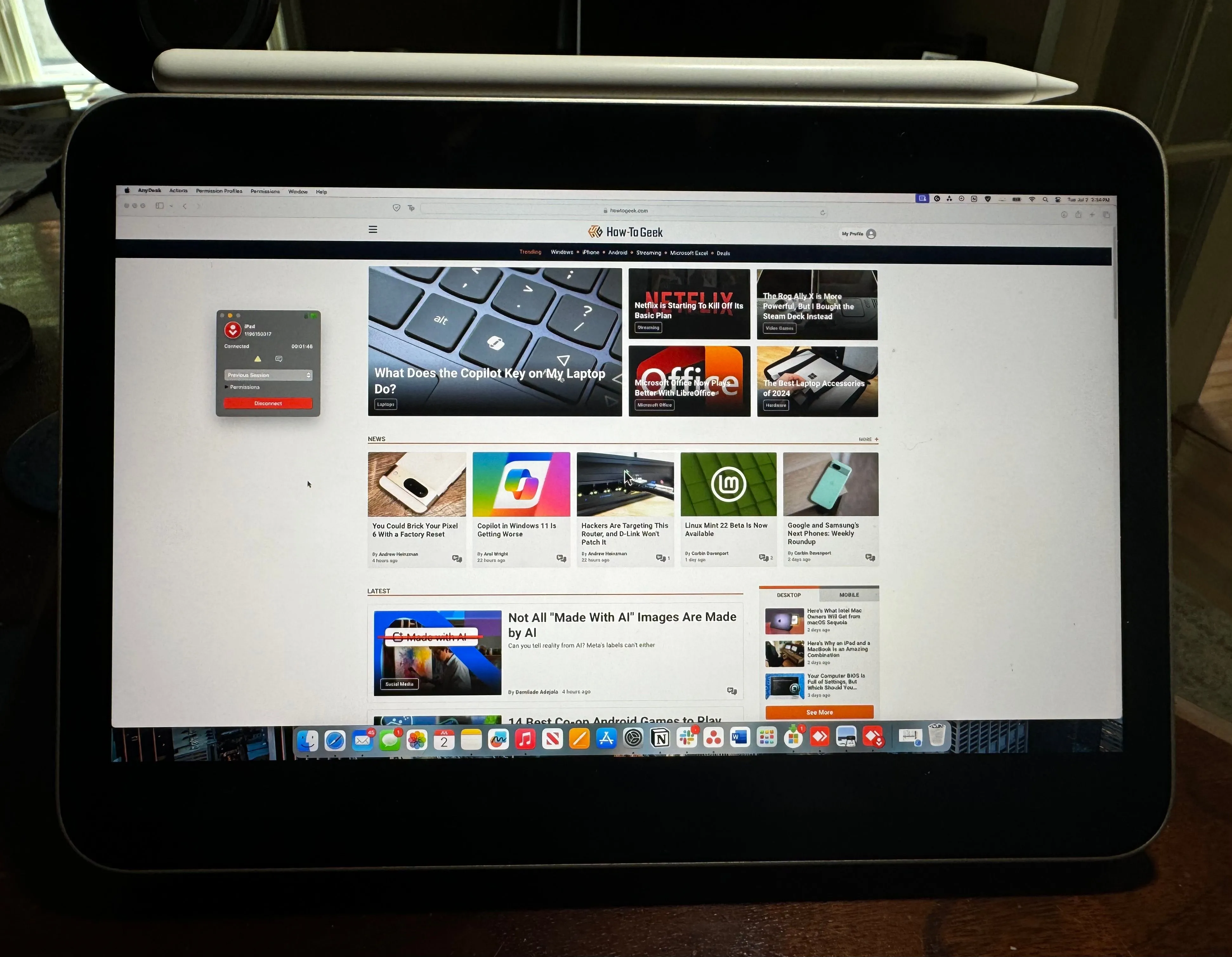 Người dùng đang truy cập máy Mac từ xa bằng iPad mini thông qua ứng dụng AnyDesk