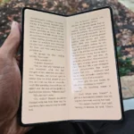 Người dùng đọc sách điện tử trên màn hình lớn của Samsung Galaxy Z Fold 5