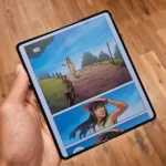 Người dùng đọc truyện tranh điện tử trên điện thoại Samsung Galaxy Z Fold 5 với màn hình mở rộng.