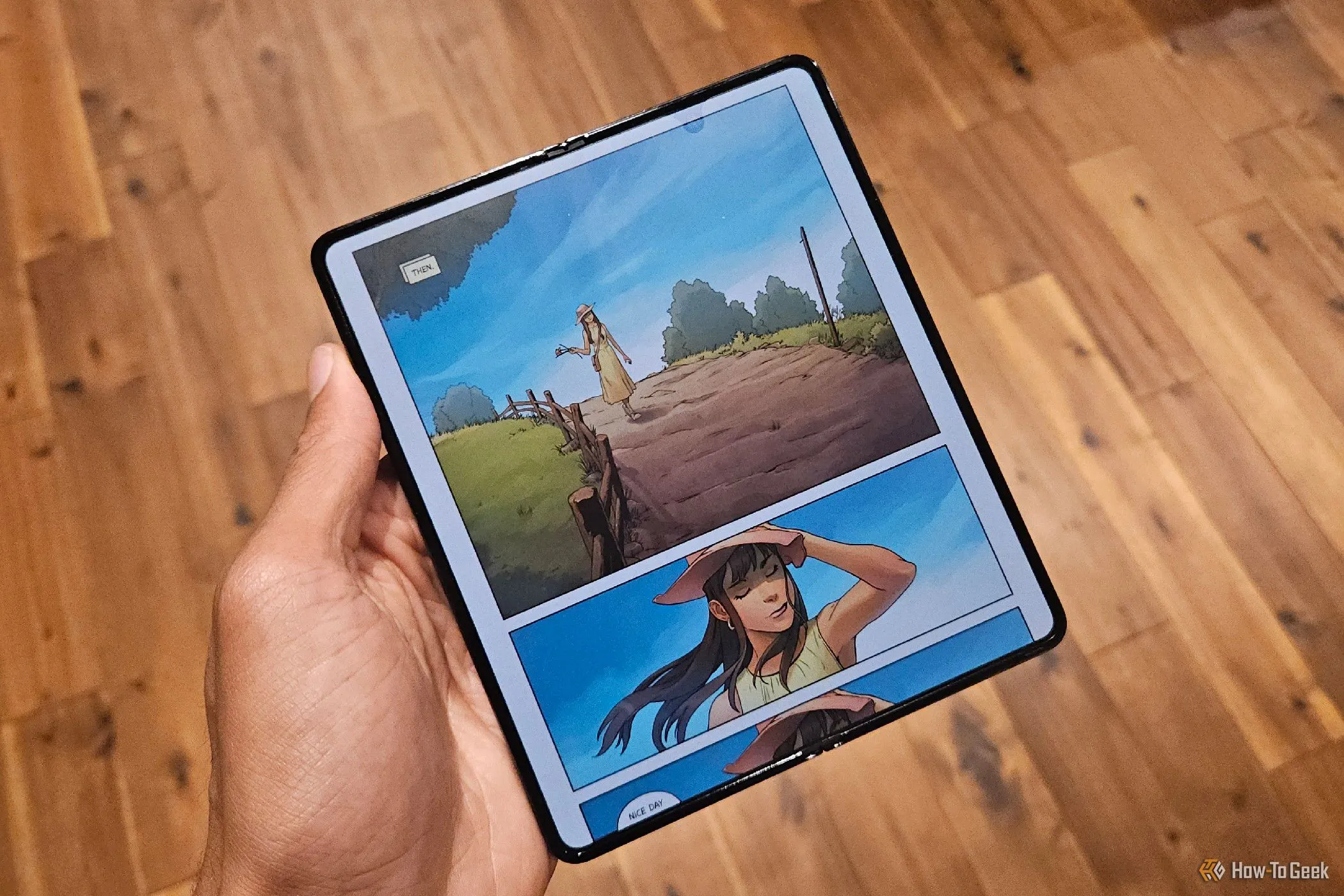 Người dùng đọc truyện tranh điện tử trên điện thoại Samsung Galaxy Z Fold 5 với màn hình mở rộng.