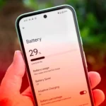 Người dùng kiểm tra tình trạng pin trên điện thoại Google Pixel, màn hình hiển thị biểu tượng pin và cảnh báo.