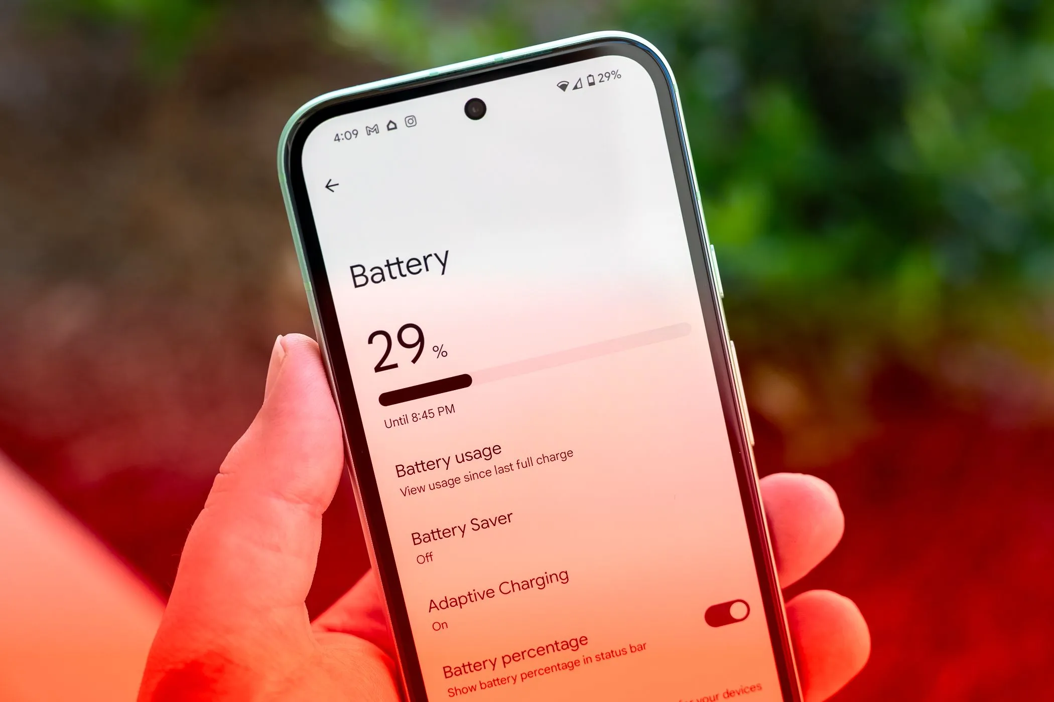 Người dùng kiểm tra tình trạng pin trên điện thoại Google Pixel, màn hình hiển thị biểu tượng pin và cảnh báo.