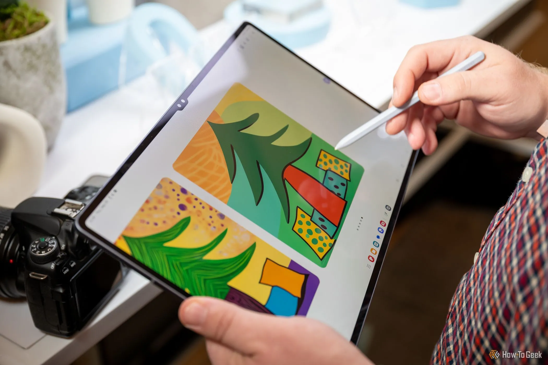 Người dùng sử dụng bút S Pen trên Samsung Galaxy Tab S10 Ultra để tạo hình ảnh và thực hiện các tác vụ sáng tạo.